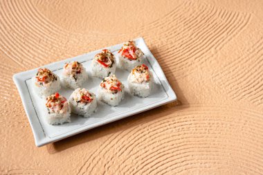 Suşi, genellikle biraz şeker ve tuzlu, deniz ürünleri, genellikle çiğ ve sebze gibi çeşitli malzemelerle birlikte hazırlanmış bir Japon yemeğidir.. 