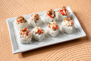 Suşi, genellikle biraz şeker ve tuzlu, deniz ürünleri, genellikle çiğ ve sebze gibi çeşitli malzemelerle birlikte hazırlanmış bir Japon yemeğidir.. 