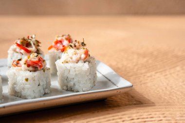 Suşi, genellikle biraz şeker ve tuzlu, deniz ürünleri, genellikle çiğ ve sebze gibi çeşitli malzemelerle birlikte hazırlanmış bir Japon yemeğidir.. 