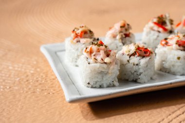 Suşi, genellikle biraz şeker ve tuzlu, deniz ürünleri, genellikle çiğ ve sebze gibi çeşitli malzemelerle birlikte hazırlanmış bir Japon yemeğidir.. 