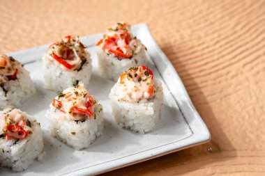 Suşi, genellikle biraz şeker ve tuzlu, deniz ürünleri, genellikle çiğ ve sebze gibi çeşitli malzemelerle birlikte hazırlanmış bir Japon yemeğidir.. 