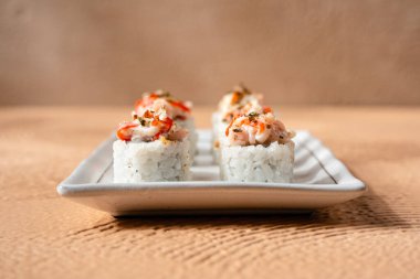 Suşi, genellikle biraz şeker ve tuzlu, deniz ürünleri, genellikle çiğ ve sebze gibi çeşitli malzemelerle birlikte hazırlanmış bir Japon yemeğidir.. 