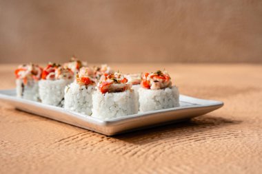 Suşi, genellikle biraz şeker ve tuzlu, deniz ürünleri, genellikle çiğ ve sebze gibi çeşitli malzemelerle birlikte hazırlanmış bir Japon yemeğidir.. 