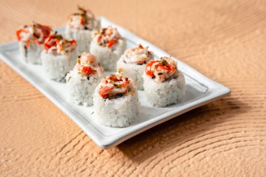 Suşi, genellikle biraz şeker ve tuzlu, deniz ürünleri, genellikle çiğ ve sebze gibi çeşitli malzemelerle birlikte hazırlanmış bir Japon yemeğidir.. 