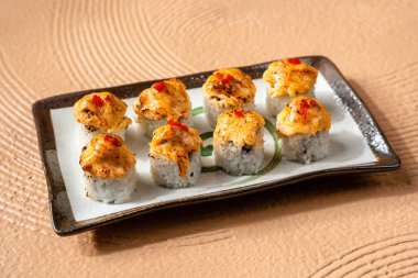 Suşi, genellikle biraz şeker ve tuzlu, deniz ürünleri, genellikle çiğ ve sebze gibi çeşitli malzemelerle birlikte hazırlanmış bir Japon yemeğidir.. 