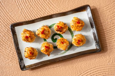 Suşi, genellikle biraz şeker ve tuzlu, deniz ürünleri, genellikle çiğ ve sebze gibi çeşitli malzemelerle birlikte hazırlanmış bir Japon yemeğidir.. 