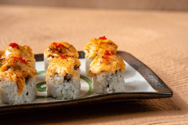 Suşi, genellikle biraz şeker ve tuzlu, deniz ürünleri, genellikle çiğ ve sebze gibi çeşitli malzemelerle birlikte hazırlanmış bir Japon yemeğidir.. 