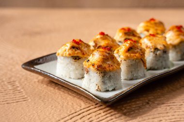 Suşi, genellikle biraz şeker ve tuzlu, deniz ürünleri, genellikle çiğ ve sebze gibi çeşitli malzemelerle birlikte hazırlanmış bir Japon yemeğidir.. 