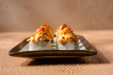 Suşi, genellikle biraz şeker ve tuzlu, deniz ürünleri, genellikle çiğ ve sebze gibi çeşitli malzemelerle birlikte hazırlanmış bir Japon yemeğidir.. 