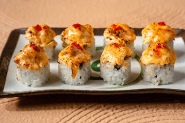 Suşi, genellikle biraz şeker ve tuzlu, deniz ürünleri, genellikle çiğ ve sebze gibi çeşitli malzemelerle birlikte hazırlanmış bir Japon yemeğidir.. 