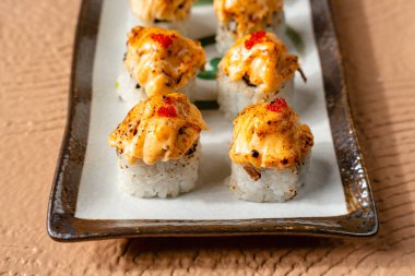 Suşi, genellikle biraz şeker ve tuzlu, deniz ürünleri, genellikle çiğ ve sebze gibi çeşitli malzemelerle birlikte hazırlanmış bir Japon yemeğidir.. 