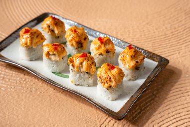 Suşi, genellikle biraz şeker ve tuzlu, deniz ürünleri, genellikle çiğ ve sebze gibi çeşitli malzemelerle birlikte hazırlanmış bir Japon yemeğidir.. 