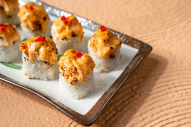 Suşi, genellikle biraz şeker ve tuzlu, deniz ürünleri, genellikle çiğ ve sebze gibi çeşitli malzemelerle birlikte hazırlanmış bir Japon yemeğidir.. 