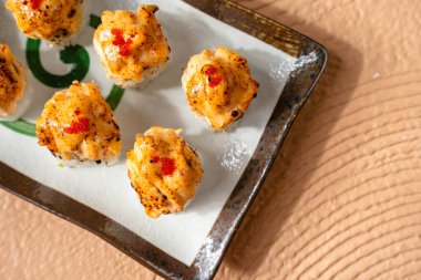 Suşi, genellikle biraz şeker ve tuzlu, deniz ürünleri, genellikle çiğ ve sebze gibi çeşitli malzemelerle birlikte hazırlanmış bir Japon yemeğidir.. 