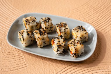 Suşi, genellikle biraz şeker ve tuzlu, deniz ürünleri, genellikle çiğ ve sebze gibi çeşitli malzemelerle birlikte hazırlanmış bir Japon yemeğidir.. 