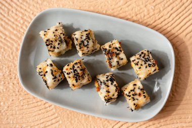 Suşi, genellikle biraz şeker ve tuzlu, deniz ürünleri, genellikle çiğ ve sebze gibi çeşitli malzemelerle birlikte hazırlanmış bir Japon yemeğidir.. 