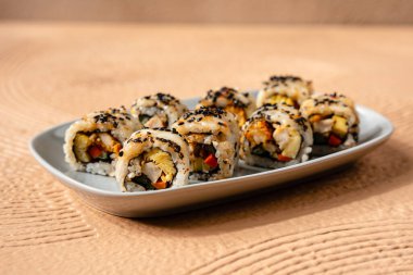 Suşi, genellikle biraz şeker ve tuzlu, deniz ürünleri, genellikle çiğ ve sebze gibi çeşitli malzemelerle birlikte hazırlanmış bir Japon yemeğidir.. 