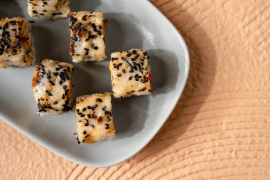 Suşi, genellikle biraz şeker ve tuzlu, deniz ürünleri, genellikle çiğ ve sebze gibi çeşitli malzemelerle birlikte hazırlanmış bir Japon yemeğidir.. 