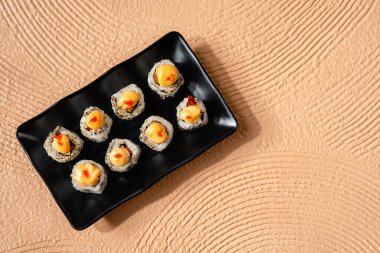 Suşi, genellikle biraz şeker ve tuzlu, deniz ürünleri, genellikle çiğ ve sebze gibi çeşitli malzemelerle birlikte hazırlanmış bir Japon yemeğidir.. 