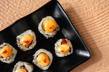 Suşi, genellikle biraz şeker ve tuzlu, deniz ürünleri, genellikle çiğ ve sebze gibi çeşitli malzemelerle birlikte hazırlanmış bir Japon yemeğidir.. 