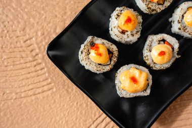 Suşi, genellikle biraz şeker ve tuzlu, deniz ürünleri, genellikle çiğ ve sebze gibi çeşitli malzemelerle birlikte hazırlanmış bir Japon yemeğidir.. 