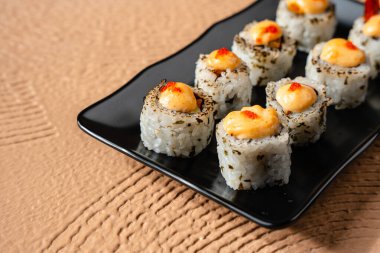 Suşi, genellikle biraz şeker ve tuzlu, deniz ürünleri, genellikle çiğ ve sebze gibi çeşitli malzemelerle birlikte hazırlanmış bir Japon yemeğidir.. 