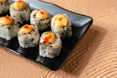 Suşi, genellikle biraz şeker ve tuzlu, deniz ürünleri, genellikle çiğ ve sebze gibi çeşitli malzemelerle birlikte hazırlanmış bir Japon yemeğidir.. 