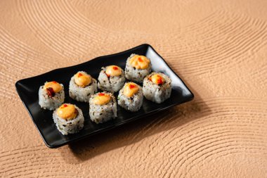 Suşi, genellikle biraz şeker ve tuzlu, deniz ürünleri, genellikle çiğ ve sebze gibi çeşitli malzemelerle birlikte hazırlanmış bir Japon yemeğidir.. 