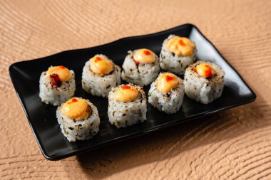 Suşi, genellikle biraz şeker ve tuzlu, deniz ürünleri, genellikle çiğ ve sebze gibi çeşitli malzemelerle birlikte hazırlanmış bir Japon yemeğidir.. 