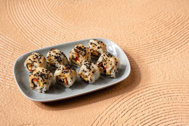 Suşi, genellikle biraz şeker ve tuzlu, deniz ürünleri, genellikle çiğ ve sebze gibi çeşitli malzemelerle birlikte hazırlanmış bir Japon yemeğidir.. 