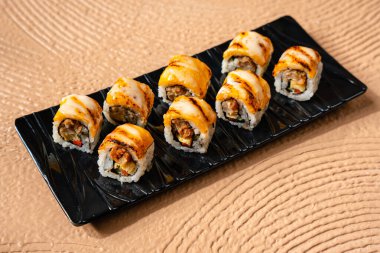 Suşi, genellikle biraz şeker ve tuzlu, deniz ürünleri, genellikle çiğ ve sebze gibi çeşitli malzemelerle birlikte hazırlanmış bir Japon yemeğidir.. 