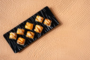 Suşi, genellikle biraz şeker ve tuzlu, deniz ürünleri, genellikle çiğ ve sebze gibi çeşitli malzemelerle birlikte hazırlanmış bir Japon yemeğidir.. 