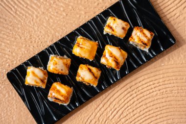 Suşi, genellikle biraz şeker ve tuzlu, deniz ürünleri, genellikle çiğ ve sebze gibi çeşitli malzemelerle birlikte hazırlanmış bir Japon yemeğidir.. 