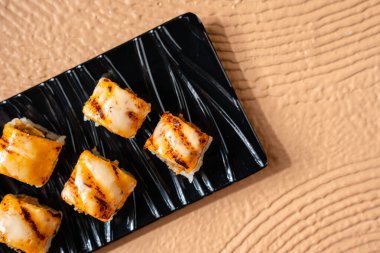 Suşi, genellikle biraz şeker ve tuzlu, deniz ürünleri, genellikle çiğ ve sebze gibi çeşitli malzemelerle birlikte hazırlanmış bir Japon yemeğidir.. 