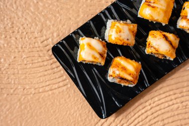 Suşi, genellikle biraz şeker ve tuzlu, deniz ürünleri, genellikle çiğ ve sebze gibi çeşitli malzemelerle birlikte hazırlanmış bir Japon yemeğidir.. 