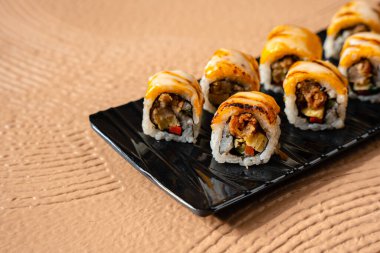 Suşi, genellikle biraz şeker ve tuzlu, deniz ürünleri, genellikle çiğ ve sebze gibi çeşitli malzemelerle birlikte hazırlanmış bir Japon yemeğidir.. 