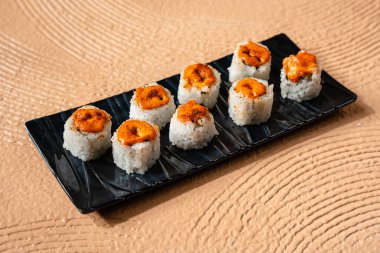 Suşi, genellikle biraz şeker ve tuzlu, deniz ürünleri, genellikle çiğ ve sebze gibi çeşitli malzemelerle birlikte hazırlanmış bir Japon yemeğidir.. 