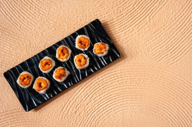 Suşi, genellikle biraz şeker ve tuzlu, deniz ürünleri, genellikle çiğ ve sebze gibi çeşitli malzemelerle birlikte hazırlanmış bir Japon yemeğidir.. 