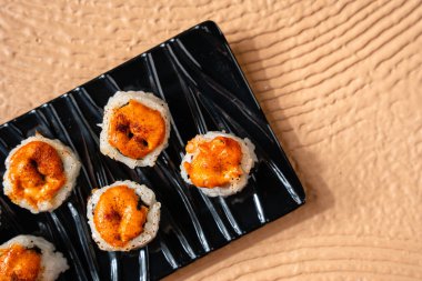 Suşi, genellikle biraz şeker ve tuzlu, deniz ürünleri, genellikle çiğ ve sebze gibi çeşitli malzemelerle birlikte hazırlanmış bir Japon yemeğidir.. 