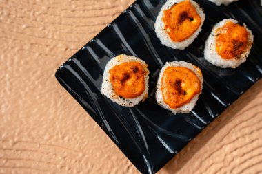 Suşi, genellikle biraz şeker ve tuzlu, deniz ürünleri, genellikle çiğ ve sebze gibi çeşitli malzemelerle birlikte hazırlanmış bir Japon yemeğidir.. 