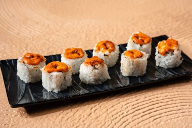 Suşi, genellikle biraz şeker ve tuzlu, deniz ürünleri, genellikle çiğ ve sebze gibi çeşitli malzemelerle birlikte hazırlanmış bir Japon yemeğidir.. 