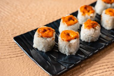 Suşi, genellikle biraz şeker ve tuzlu, deniz ürünleri, genellikle çiğ ve sebze gibi çeşitli malzemelerle birlikte hazırlanmış bir Japon yemeğidir.. 