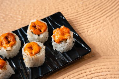 Suşi, genellikle biraz şeker ve tuzlu, deniz ürünleri, genellikle çiğ ve sebze gibi çeşitli malzemelerle birlikte hazırlanmış bir Japon yemeğidir.. 