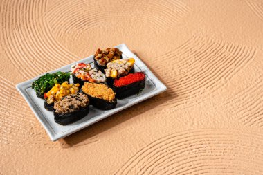 Suşi, genellikle biraz şeker ve tuzlu, deniz ürünleri, genellikle çiğ ve sebze gibi çeşitli malzemelerle birlikte hazırlanmış bir Japon yemeğidir.. 