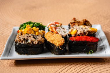 Suşi, genellikle biraz şeker ve tuzlu, deniz ürünleri, genellikle çiğ ve sebze gibi çeşitli malzemelerle birlikte hazırlanmış bir Japon yemeğidir.. 