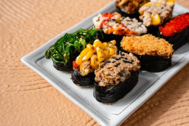 Suşi, genellikle biraz şeker ve tuzlu, deniz ürünleri, genellikle çiğ ve sebze gibi çeşitli malzemelerle birlikte hazırlanmış bir Japon yemeğidir.. 