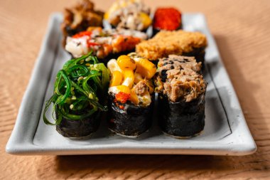 Suşi, genellikle biraz şeker ve tuzlu, deniz ürünleri, genellikle çiğ ve sebze gibi çeşitli malzemelerle birlikte hazırlanmış bir Japon yemeğidir.. 