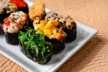 Suşi, genellikle biraz şeker ve tuzlu, deniz ürünleri, genellikle çiğ ve sebze gibi çeşitli malzemelerle birlikte hazırlanmış bir Japon yemeğidir.. 