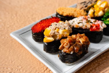 Suşi, genellikle biraz şeker ve tuzlu, deniz ürünleri, genellikle çiğ ve sebze gibi çeşitli malzemelerle birlikte hazırlanmış bir Japon yemeğidir.. 