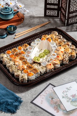 Suşi, genellikle biraz şeker ve tuzlu, deniz ürünleri, genellikle çiğ ve sebze gibi çeşitli malzemelerle birlikte hazırlanmış bir Japon yemeğidir.. 